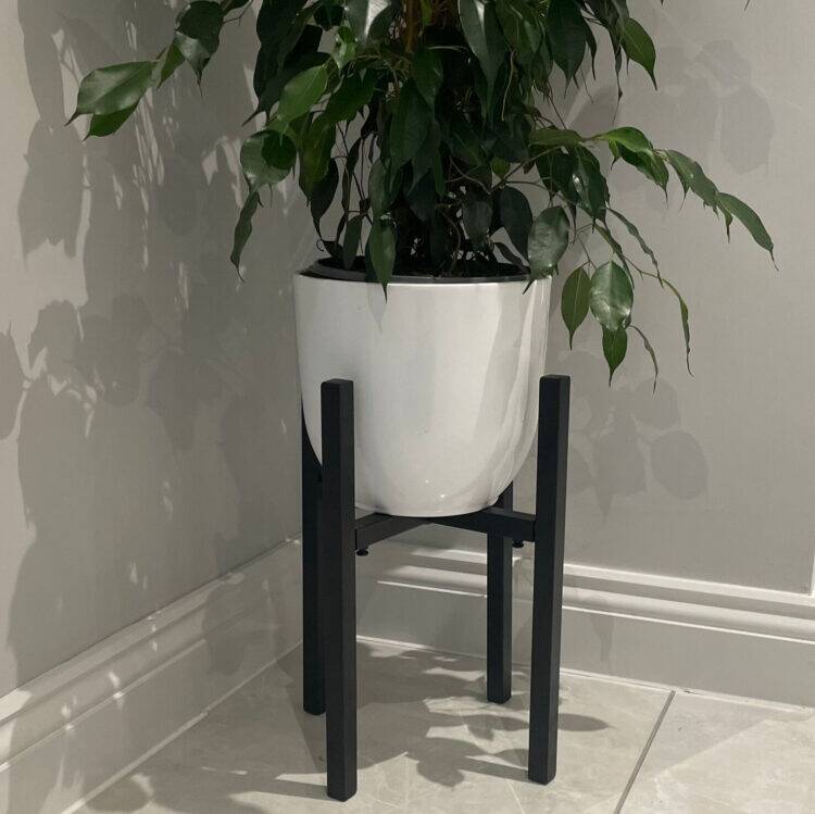 aabd4250-56a4-4707-9e7b-f04b5db77de9 white pot for plant